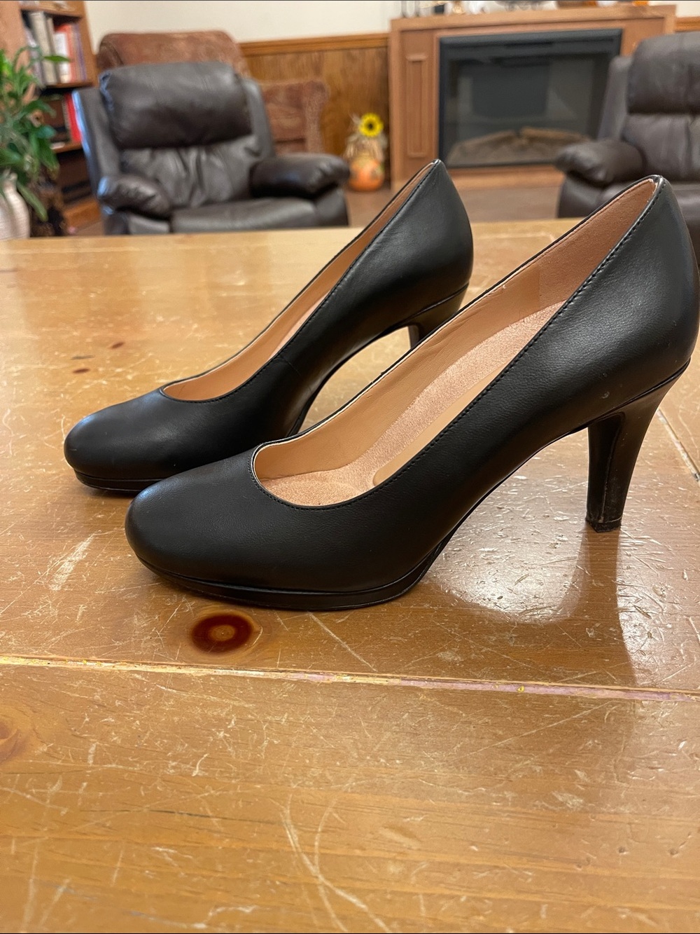Naturalizer Black Leather Rounded Toe Pumps - Picture 4 of 4